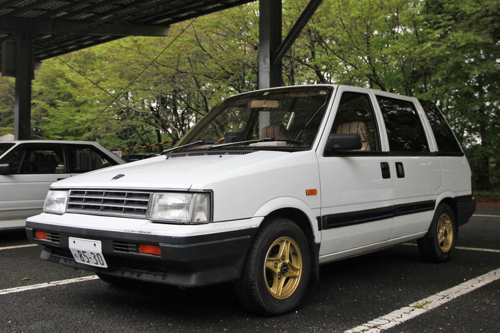1988年「日産プレーリー」。ミニバンの先駆である初代プレーリー。「左右ともBピラーがなく、リアドアがスライド式」というボディー構造は、剛性は低いものの解放感と使い勝手は非常に良好だった。
