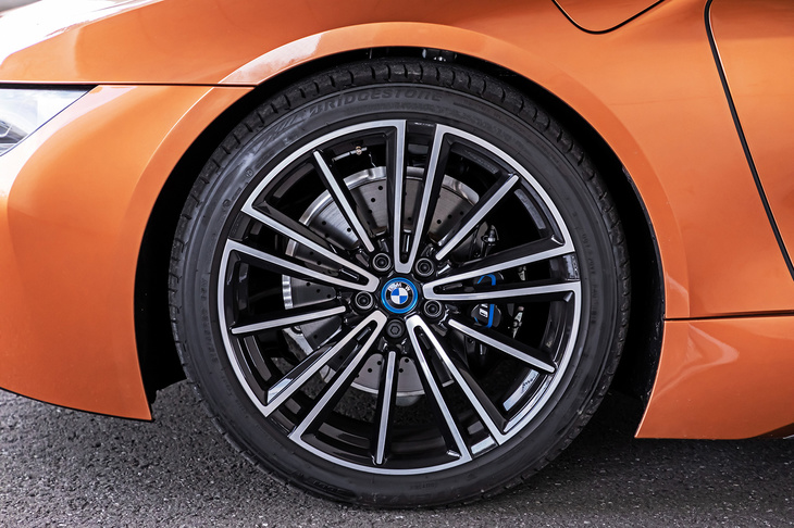 試乗車は、前215/45R20、後ろ245/40R20サイズの「ブリヂストン・ポテンザS001」を装着していた。