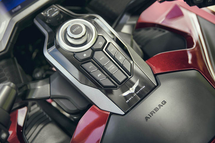 従来モデルでは左右に分割されていた操作インターフェイスを、新型ではセンターコンソールに集約。シートヒーターやグリップヒーターなど、使用頻度の高い機能については専用スイッチによるダイレクト操作としている。