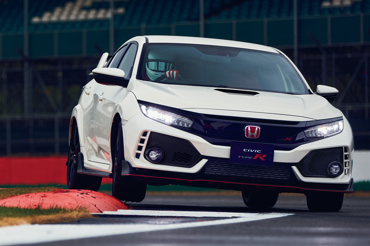 今日において、ホンダのスポーツイメージを一身に背負う「シビック タイプR」。スタイルのよくなった現行型はもちろん、ちょっとロボットチックだった先代、先々代もファンに厚く支持された。