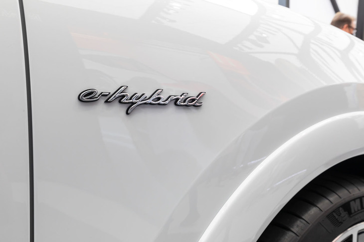 ポルシェ・カイエンEハイブリッド クーペ（フロントフェンダー部のエンブレム）