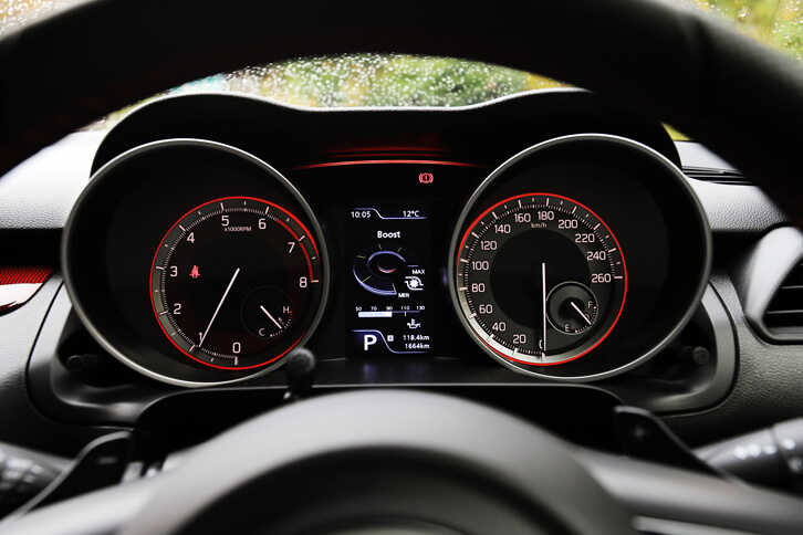 「スイフトスポーツ」専用デザインの2眼メーター。中央のマルチインフォメーションディスプレイにも、ブースト計と油温計の機能が追加されている。