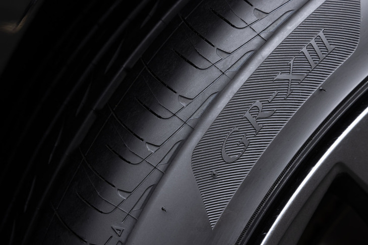 クルマの電動化や高性能化、重要性を増す環境負荷低減の課題などにより、どんどんと厳しさを増しているタイヤへの要求。「REGNO GR-XIII」は、そうしたハードルをしっかりとクリアしてきたタイヤといえるだろう。
