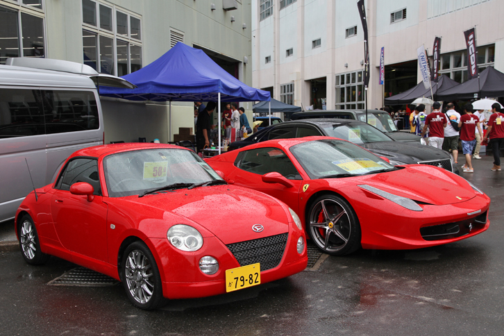 新車および中古車ディーラーも出展していた。これは中古車ディーラーの展示だが、58万円の「ダイハツ・コペン」と2580万円の「フェラーリ458スパイダー」が並んだ光景は、なかなかシュールだった。