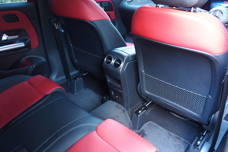 メルセデス・ベンツB200d（フロントシート背面）