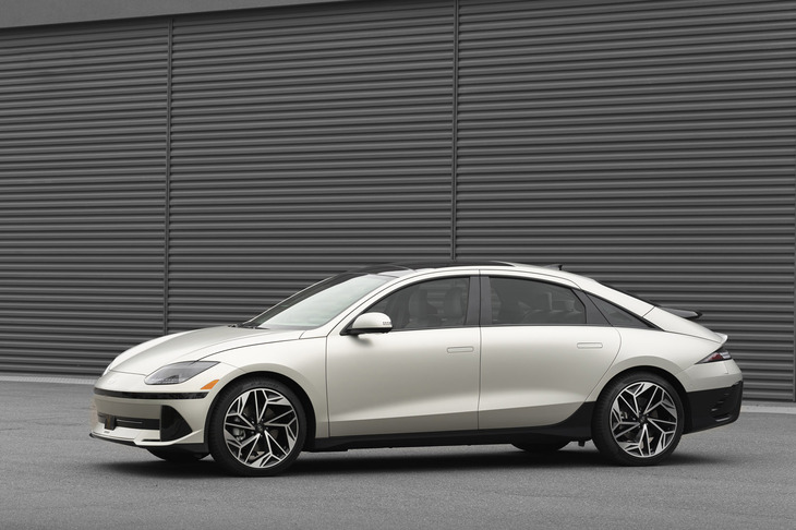 「ヒョンデ・アイオニック6」は、2023年のワールド・カー・オブ・ザ・イヤーに加え、ワールドEVとワールド・カー・デザイン・オブ・ザ・イヤーの3冠に輝いた。