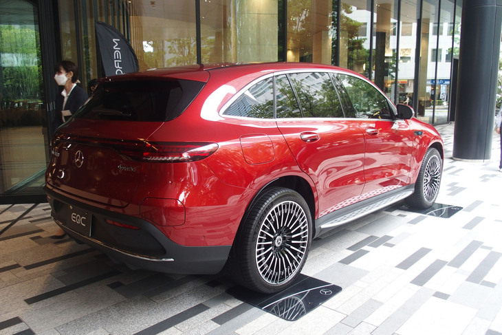 会場に展示された「メルセデス・ベンツEQC」。