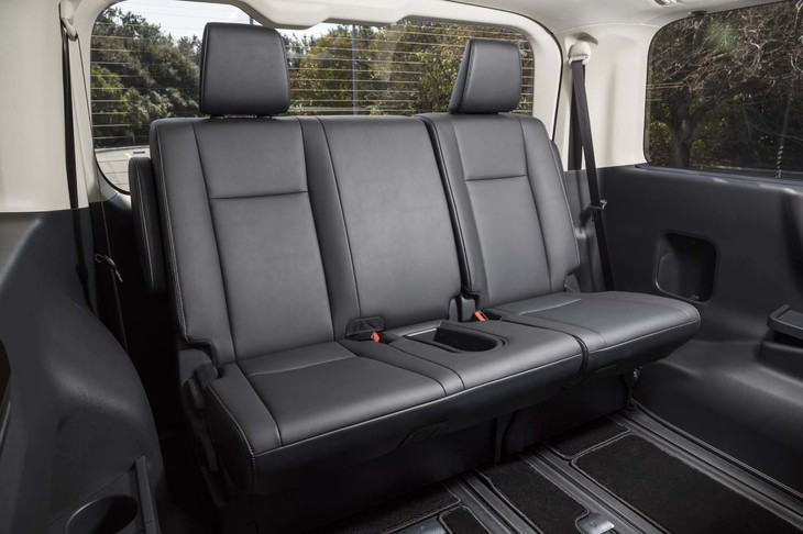 4列目はさらに簡素なベンチタイプに（2人乗り）。それでも座り心地は良好で、きちんとアームレストも付いている。