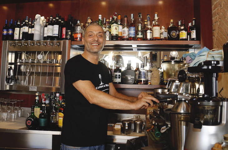 カウンターでエスプレッソマシンを操るステファノ氏。「今、店があるスペースは長年、救急車の車庫だったんだよ」