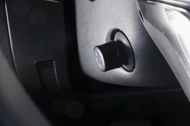 ステアリングのポジション調整は電動式。シートポジションなども含めて自動で適切なドライビングポジションに合わせてくれる機能がオプションで用意されている。