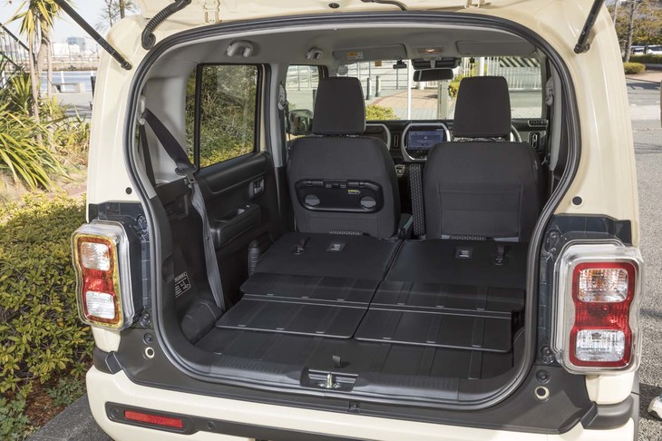荷室の床面と後席背もたれの裏側には汚れてもふき取りやすい素材を採用。泥や水が付着したものでも気にせず積めるのがうれしい。