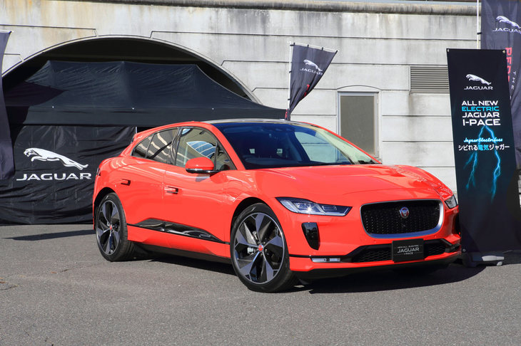 ジャガーのブースに展示された電気自動車「Iペース」。多くの人が写真を撮り、説明員に車両の詳細を尋ねていた。