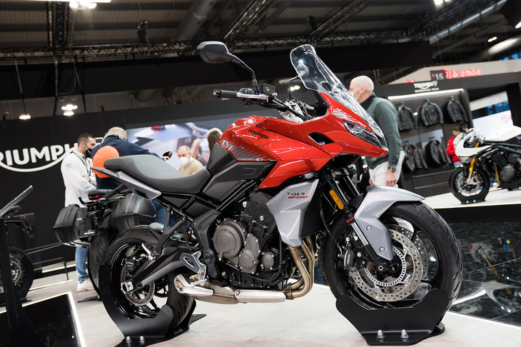 トライアンフは、すでに発表していたミドルクラスのオンロードアドベンチャー「タイガースポーツ660」も出展した。2021年1月に発売され人気を博している3気筒のスタンダードマシン「トライデント660」をベースに、アドベンチャースタイルのツーリングモデルに必須となるサスペンション性能や、長距離走行における快適性、スポーツ性能が付与されている。トライアンフのアドベンチャーモデル「タイガー」シリーズのデザインを受け継ぎながら、「トライデント660」で感じたコンパクトさも維持。それにトライアンフ特有の並列3気筒エンジンのフィーリングが加われば、楽しいバイクであることは間違いないだろう。