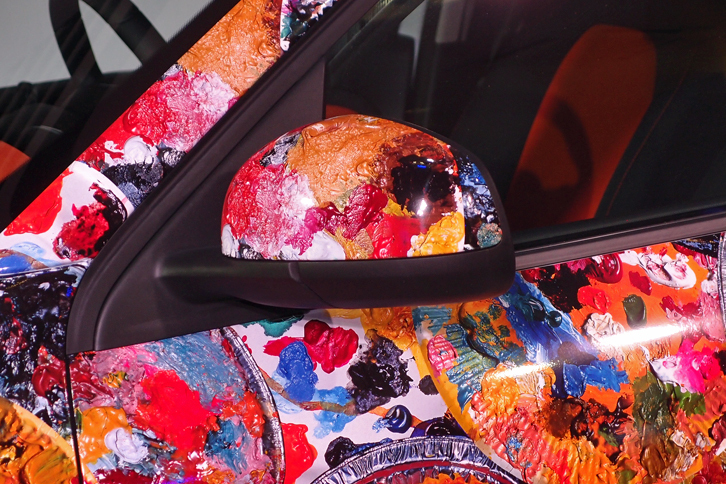 画家 横尾忠則氏の展覧会「横尾忠則 迷画感応術」に出展される、「スマート・フォーフォー」のアートカー。氏が絵画制作の際に使う“紙皿の絵画パレット”をもとにした絵柄で、ボディー全体が覆われている。