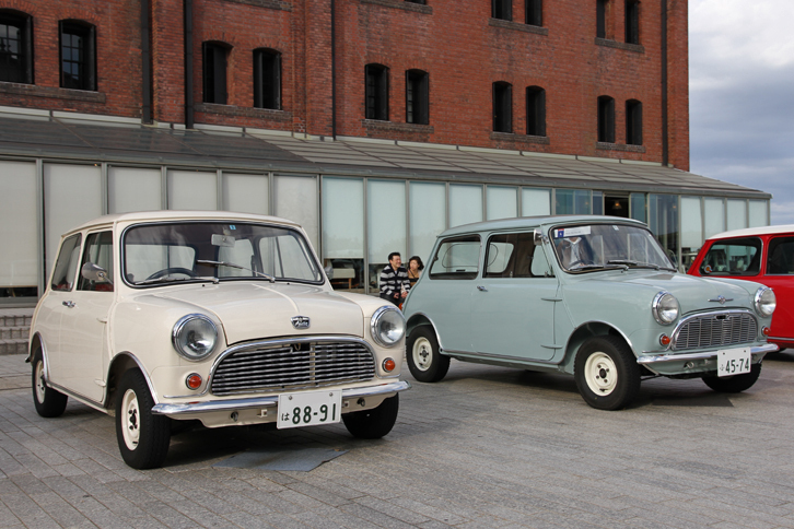 エンジン横置きFFという、その後の小型車の主流となる革命的なレイアウトを採用して1959年に誕生した初代ミニ。左がオースチン、右がモーリスの「マークⅠ」モデル。双方の相違点はフロントグリルのパターンとエンブレムなど内外装の細部のみ。