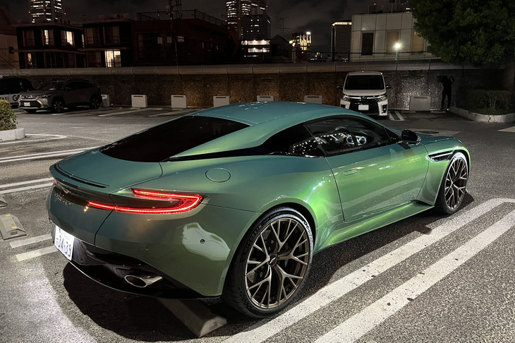 ボディーには、近年のアストンマーティン車に共通する接着アルミニウム構造を採用。アンダーボディーコンポーネントがアップデートされ、車体のねじり剛性は「DB11」より約7％向上しているという。