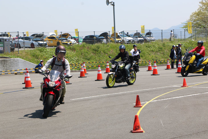 一方、大人向けには「最新250㏄バイク試乗会」を開催。ここでは、ホンダ、ヤマハ、スズキの3社が250㏄以下のバイクを用意。レーサータイプの「スズキGSX250R」、ユニークな3輪バイクの「ヤマハ・トリシティ125」など、個性豊かなバイクが並んだ。また「ホンダ・スーパーカブ50」や電動スクーターの「ヤマハE-Vino」など、50cc以下の原付きバイクもあり、二輪免許を持たない人も参加できた。