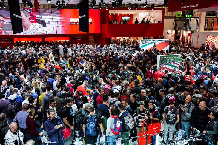 一般公開日の土曜日の正午付近。EICMAでも地元ブランドのドゥカティブースは人気が高く、常に人であふれている。特に土曜日の昼は、例年バイクがどこにあるか分からないほど混雑する。