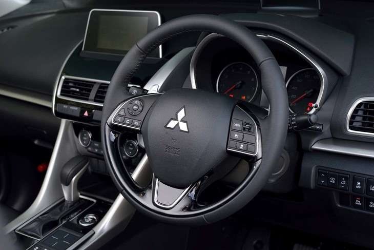 ステアリングホイールにはACCの操作スイッチなどが整然と配置される。ステアリングポストにはシフトパドルも備わる。