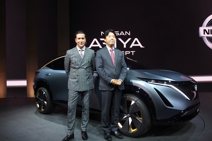 両モデルのデザインを指揮した日産専務執行役員グローバルデザイン担当アルフォンソ・アルバイサ氏（左）と中畔邦雄氏（右）。