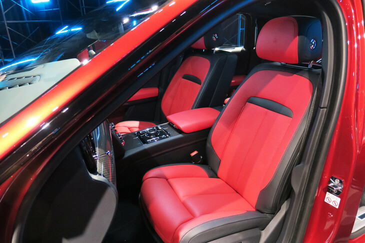 ロールス・ロイス・ブラックバッジ・ゴースト（フロントシート）