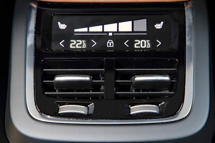 プレミアムブランドの製品らしく、後席用の空調コントローラーも装備。風量や温度の調整が可能となっている。