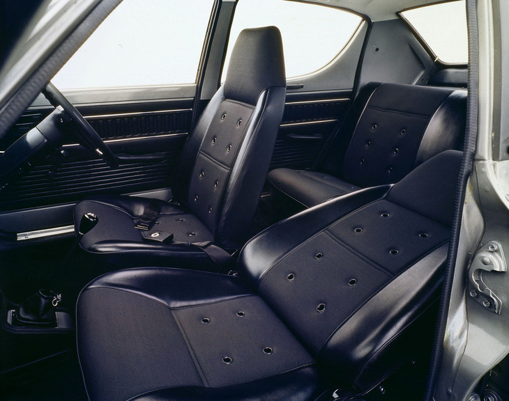 【写真A】1970年「日産チェリーX-1」のシート。フロントは当時はやったヘッドレスト一体式のハイバックシートである。フロント、リアともにハトメ付きだが、TE27「カローラレビン／スプリンタートレノ」ではフロントのみがハトメ付きだった。