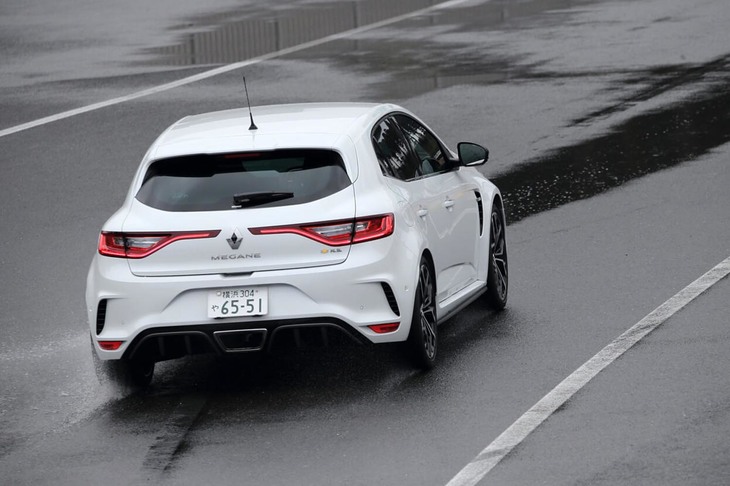 ウルゴン氏によれば、「サーキットやワインディングロードでAT仕様とMT仕様のどちらが速く走れるかは、道次第」とのこと。変速スピードはATに分があるが、車重はMT車の方が軽い。その特性をコース上でどう生かせるかにかかっているという。