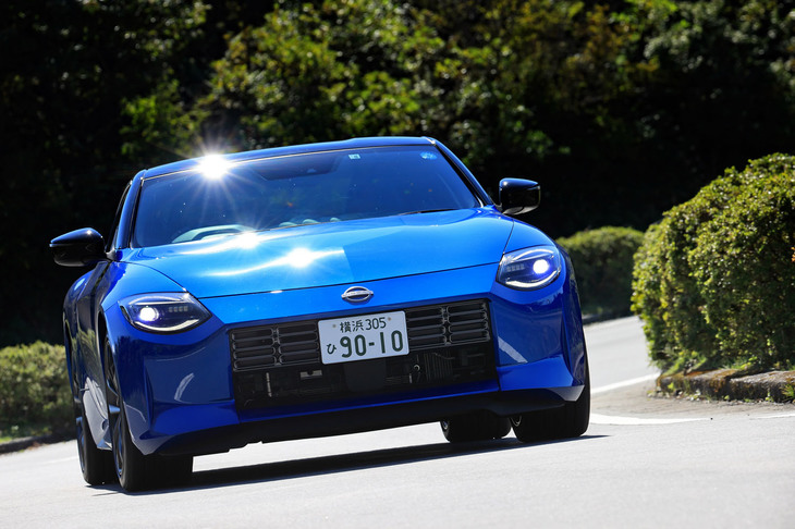 サスペンションには路面との接地性を向上させる高応答モノチューブダンパーを採用。一部の仕様のドライブトレインには、コーナリング時のトラクションを高める機械式LSDも装備される。