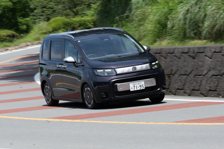 かつてのホンダ車とは一線を画すしなやかな足まわりが新型の持ち味。ロールの量は決して小さくないが、山道ではついついペースが上がってしまいがちだ。