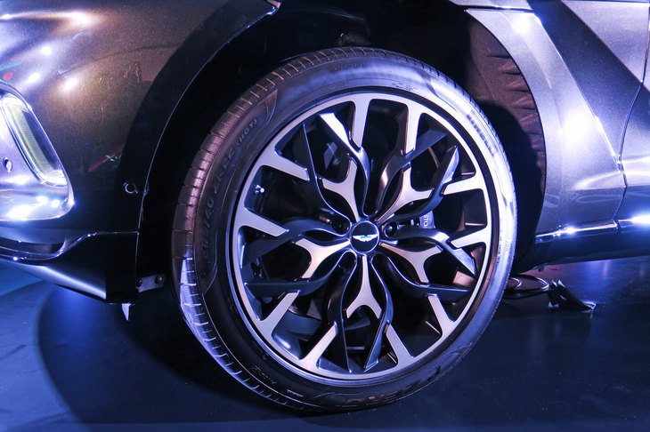 アストンマーティンDBX（タイヤ＆ホイール）