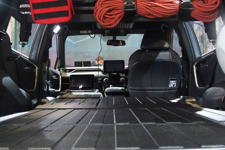 RAV4“5D ADVENTURE 2022”（ラゲッジルーム）