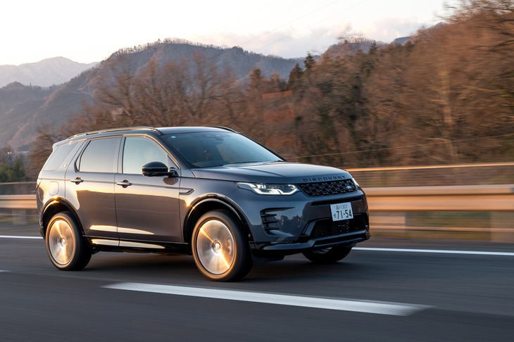 ランドローバー系のSUVとしてはエントリーモデルに位置する「ディスカバリー・スポーツ」だが、2023年8月の価格改定により、最上級に位置する「ダイナミックHSE P300e」では、価格がついに1000万円の大台を突破してしまった。