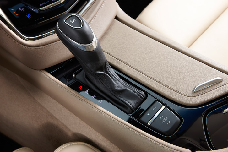 2016年モデルではトランスミッションに新たに8段ATが採用された。シフトセレクターの手前には、横滑り防止装置のオン／オフスイッチと、「ドライバーモードコントロール」のモード切り替えスイッチが備わる。