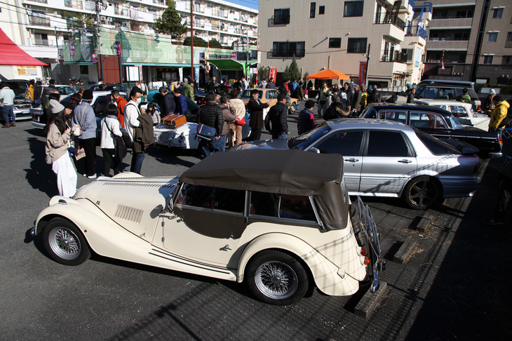 第2会場のすぐ隣の第3会場には30台弱が。手前は2004年「モーガン4/4」の4シーター仕様、その隣は1988年「三菱エテルナ」。