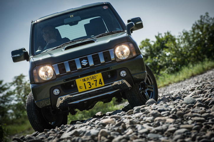 「JB23型」こと現行型「スズキ・ジムニー」の雄姿。