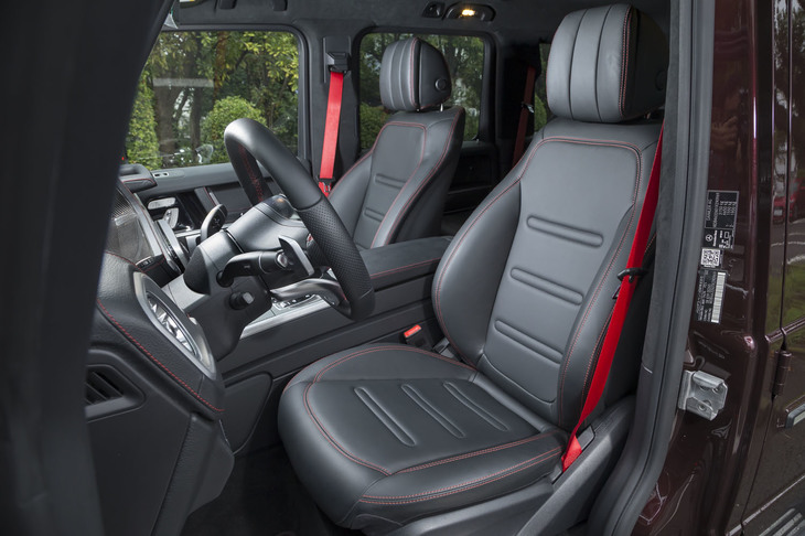ドレスアップのセットオプション「AMGライン」を選択した試乗車には、レッドステッチ入りのナッパレザーシートが装着されていた。