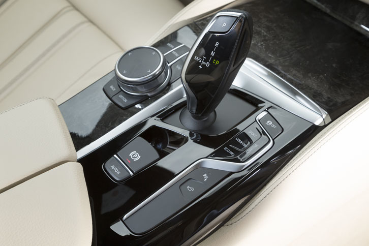 トランスミッションは8段AT。シフトレバーのそばには、走行モードのセレクターや、駐車をサポートするパーキングアシストとカメラのスイッチが並ぶ。