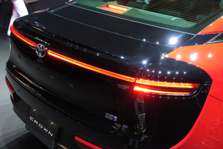 トヨタ・クラウン クロスオーバー（リアコンビランプ）