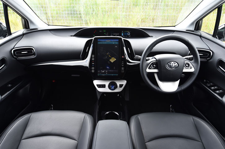 正面から見たインストゥルメントパネル。中央のモニターは、写真の縦形11.6インチのほか、一般的なサイズの横型も用意される。