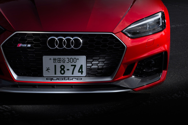 「RS」モデルに共通するハニカム構造のグリルが目を引くフロントまわり。ヘッドライトの脇にもエアインテークが追加されている。