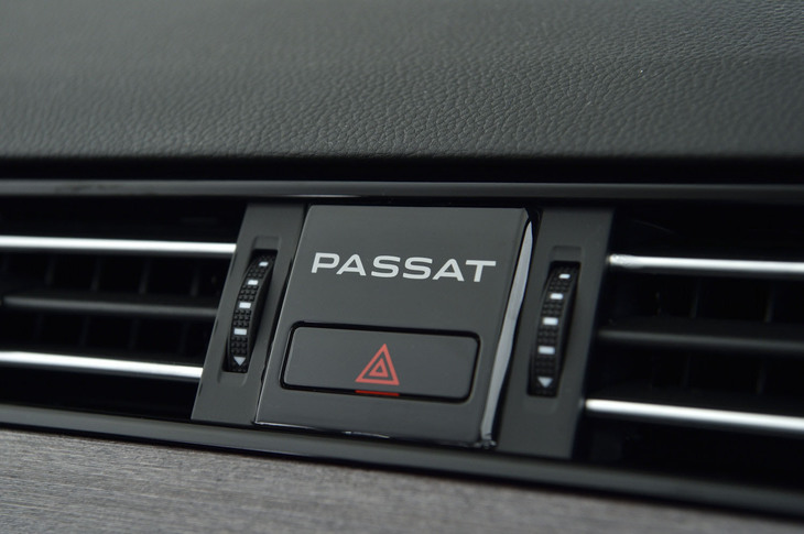 従来型でアナログ時計が置かれていたダッシュボードセンターには、新たにバックライト付きの車名ロゴとハザードスイッチが収まる。