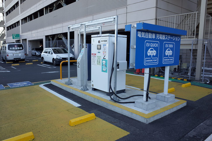 東京・板橋区徳丸のイオン板橋店の電気自動車の充電ステーション。
	30分で80％まで充電が可能な急速充電器の数は、日本の約6000基を含め全世界に約1万基もある。