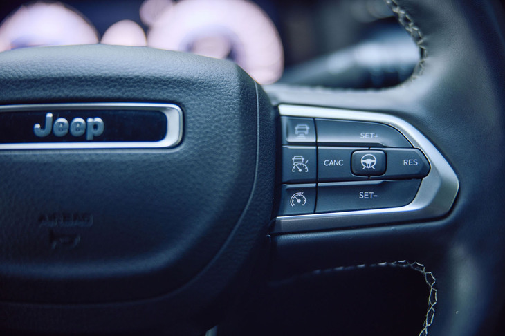 「コマンダー」には、現代的なADAS（先進運転支援システム）が標準で備わる。写真はステアリングホイールの右側スポークにある、アダプティブクルーズコントロールのスイッチ。