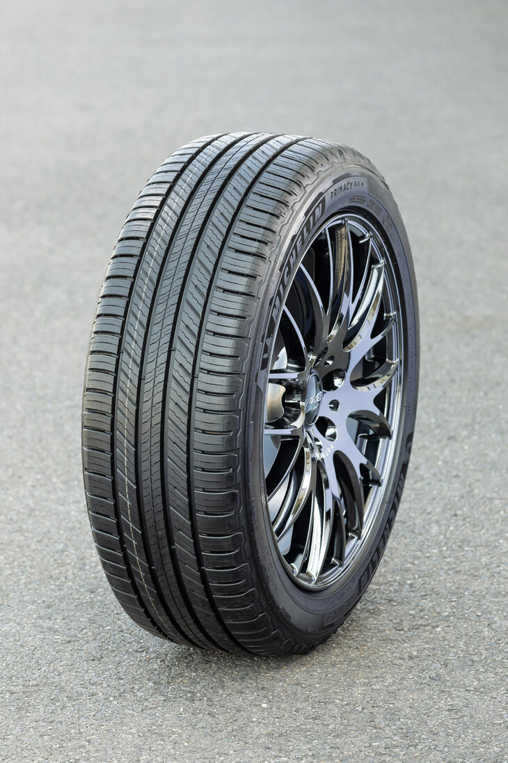 「プライマシーSUV＋」は、高い安心感をもたらすドライ＆ウエット性能に、優れた静粛性、良好な高速安定性とハンドリング性能……と、さまざまな性能を高次元でバランスさせたタイヤとなっている。