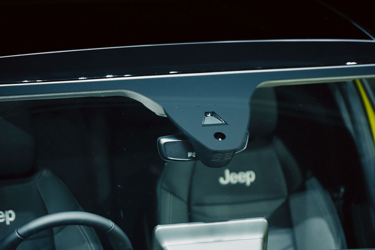 ジープ・アベンジャー ローンチエディション（フロントウィンドウのカメラ）