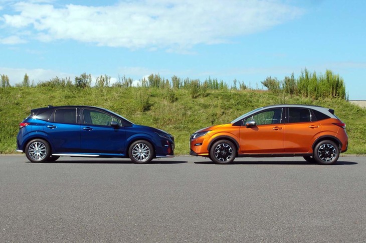 「ノートAUTECH」（写真左）とのツーショット。右の「ノートAUTECHクロスオーバー」は、最低地上高が25mmアップしているが、全高は1545mmにとどまっている。