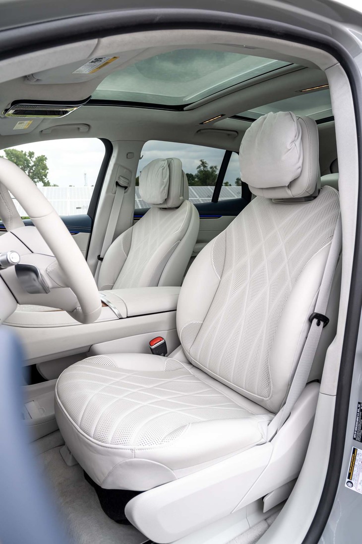 フラットな部分が広くサポートを小さくしたシートは最新のメルセデスに共通のデザインだ。