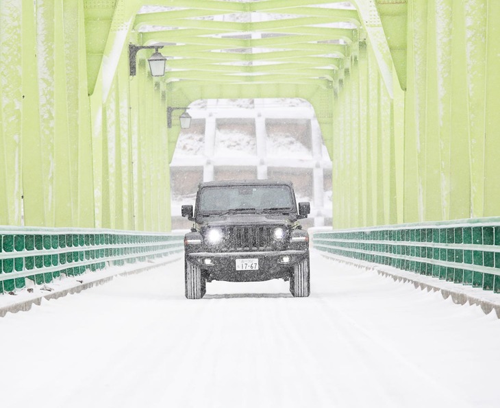 
	「ジープ・ラングラー アンリミテッド ルビコン」の最低地上高は200mmで、ほかの「ラングラー」シリーズと変わらない。なお、「グランドチェロキー トレイルホーク」の値は210mmとなっている
	