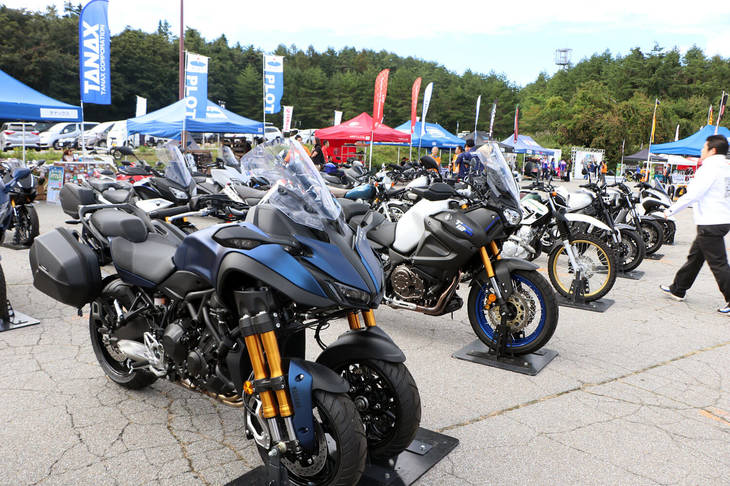 ヤマハの最新モデルのフルラインナップ展示では、125㏄以上のモデルが勢ぞろい。展示車は、スポーツ、オフロード、スクーターなどさまざまで、自由に触れることができた。ただ、イベントの目玉となる特別展示などがなかったのは、少々残念だったかも……。
